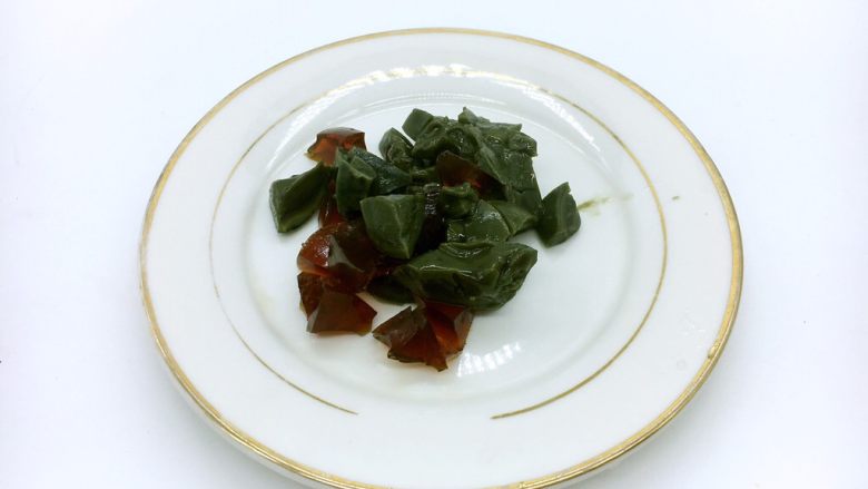 上汤娃娃菜,<a style='color:red;display:inline-block;' href='/shicai/ 14'>皮蛋</a>半个个,切成丁。