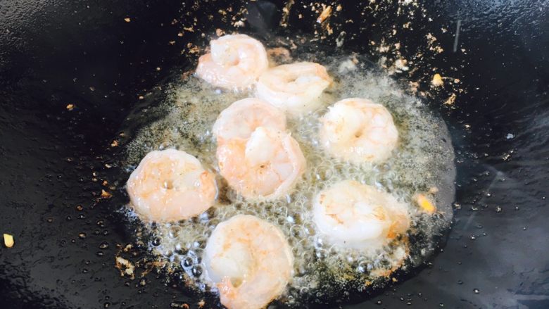美味早餐 鲜虾什锦炒饭,刚放入虾仁时先别翻炒,当离火晃动锅时,虾仁能滑动,不粘在锅上时即可翻炒,当虾仁颜色变成粉红色就盛出来。