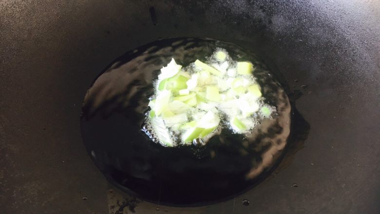 美味早餐 鲜虾什锦炒饭,热锅凉油,放入葱花爆香。