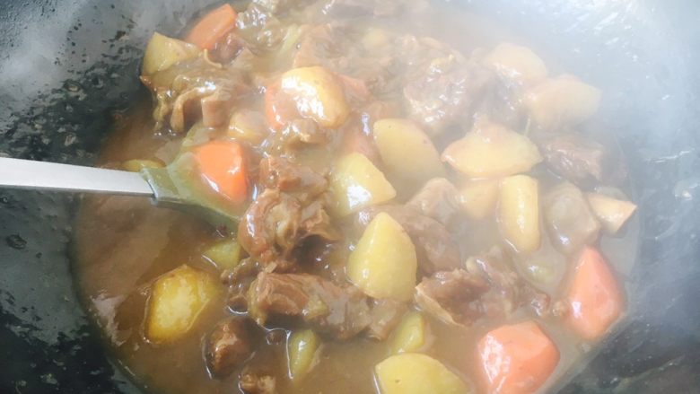 咖喱牛肉胡萝卜土豆饭,为避免粘锅,尽量用铲子随时翻动,当咖喱块和汤汁融合在一起时关火,此时按照自己的口味用盐调味。