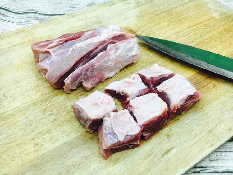 咖喱牛肉胡萝卜土豆饭,牛腩肉先用清水浸泡1个小时,然后挤出血水,洗干净。 先顺着牛腩肉的纹理切成条,然后再逆着牛腩肉的纹理切成麻将大小的块。