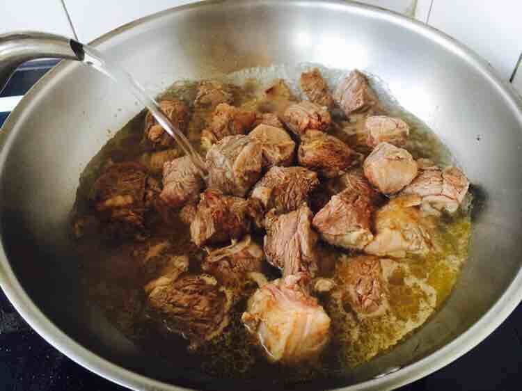 咖喱牛肉胡萝卜土豆饭,把所有煎好的牛腩肉块放在锅里,倒入适量的开水(牛骨头汤),大火煮开,小火炖1个小时。 汤水的量与牛肉齐平即可。