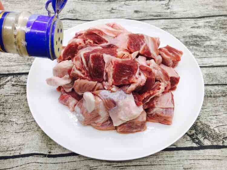 咖喱牛肉胡萝卜土豆饭,沥干牛腩肉的水分,最好用厨房用纸吸干水分,撒少许白胡椒粉抓匀,腌制15分钟。