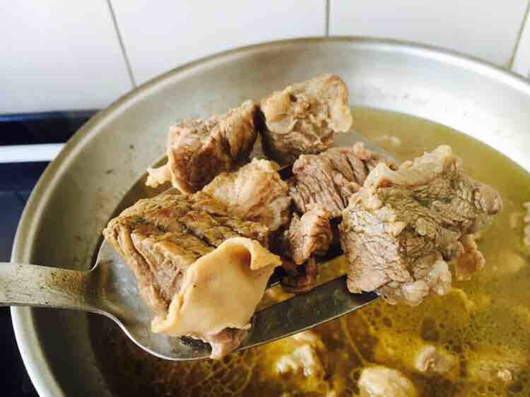 咖喱牛肉胡萝卜土豆饭,香喷喷的牛腩肉炖好了。 因为所买牛肉品牌不同和使用锅的材质不同,故炖肉时间会有差异。
牛肉炖的量比较多,一次吃不完我将牛肉冷冻了。