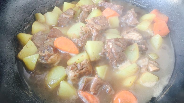 咖喱牛肉胡萝卜土豆饭,放入提前解冻好的炖牛肉,牛肉汤(水)的量要超过食材,炖大约15分钟左右。