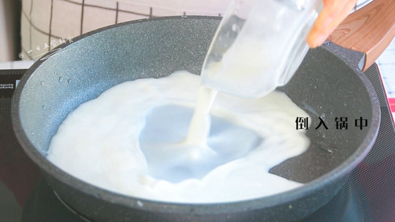 韩式南瓜粥,20克糯米粉加200ml的水调开,倒入锅中,南瓜泥加入 。