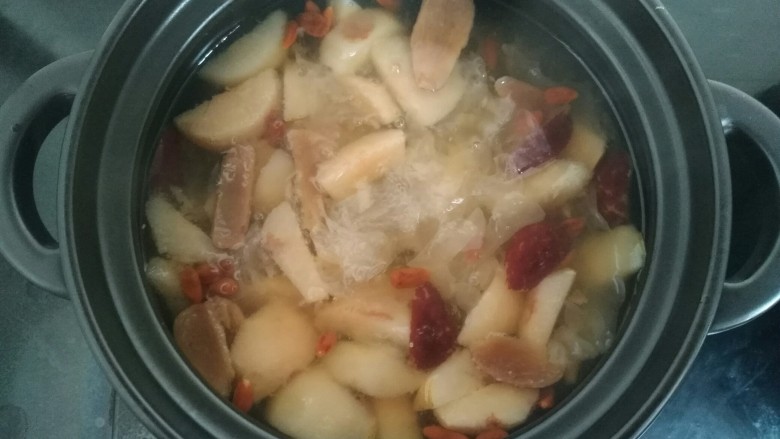 冰糖酸梨银耳羹,炖至酸梨稍软即可关火食用。(放凉后再喝更美味哟!)