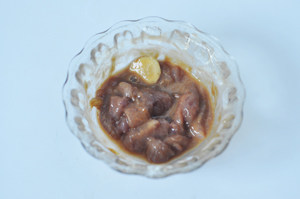 微波版缤纷烤肉串,抓均匀,放冰箱冷藏2小时