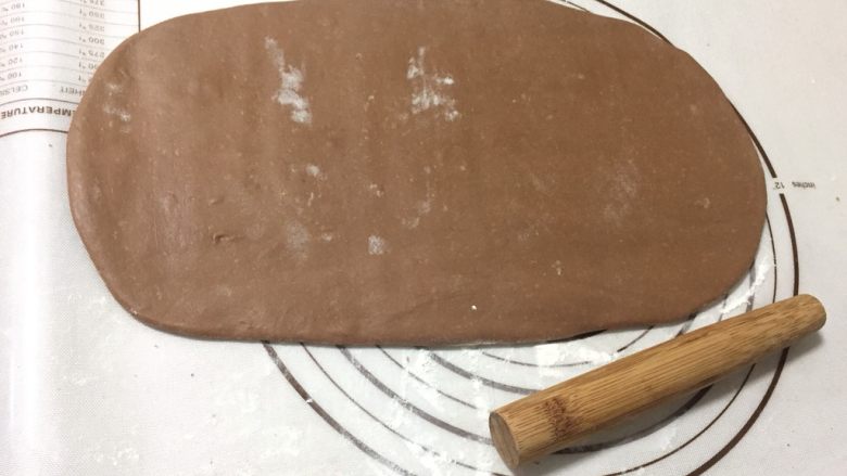 网红脏脏包,冰箱取出可可面团,用擀面杖尽量擀成规整长方形,能放下黄油