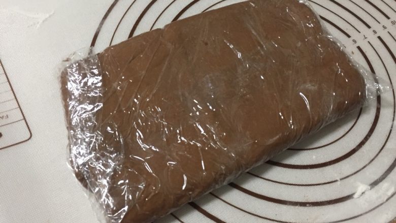 网红脏脏包,用保鲜膜将可可面皮包裹送入冰箱冷藏30分钟,再重复11-13步骤折叠,折叠速度尽可能快些,入黄油有漏出即刻放入冰箱冷藏