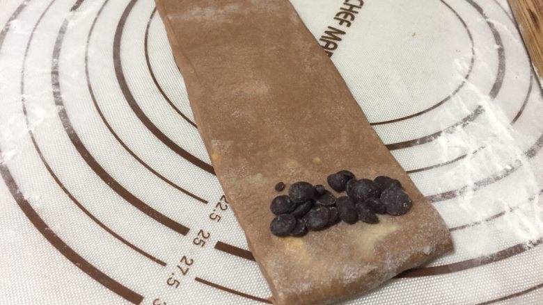 网红脏脏包,在一段放入黑巧克力豆,卷起