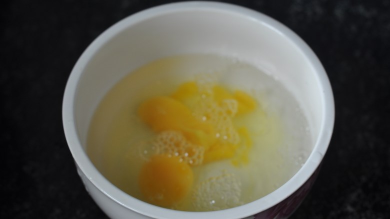 肉沫蒸水蛋,加入1杯温开水,搅打均匀