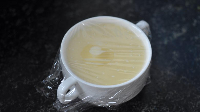 肉沫蒸水蛋,装入碗里,盖上耐高温的保鲜膜,用牙签扎数个小孔