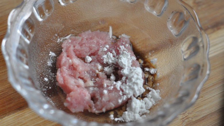 肉沫蒸水蛋,加入1小勺盐,<a style='color:red;display:inline-block;' href='/shicai/ 788'>生抽</a>1匙,淀粉1勺搅拌上浆