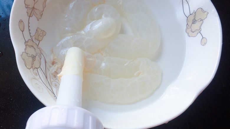 自制健康美味腊肠,然后用灌肠器灌清水进去,将肠衣内部清洗干净。