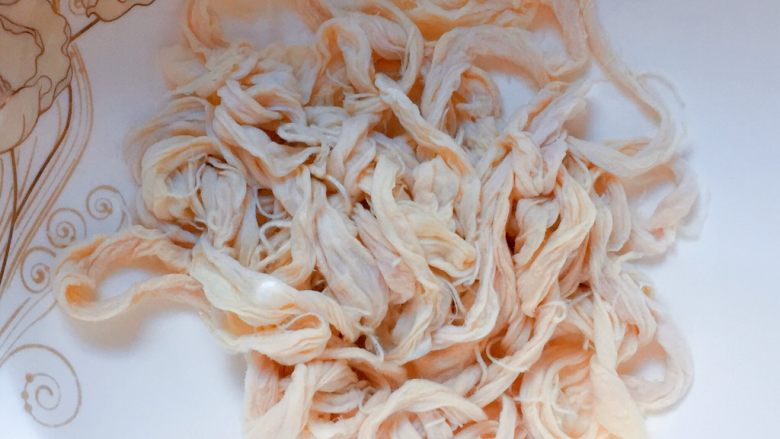 自制健康美味腊肠,将肠衣提前取出用冷水清洗干净,然后用冷水浸泡半小时。