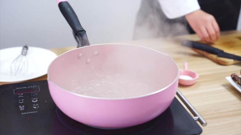 黄油龙虾—完美复刻版***黄油虎虾***过程详解,配料准备好了,开始处理虾,烧一锅开水。