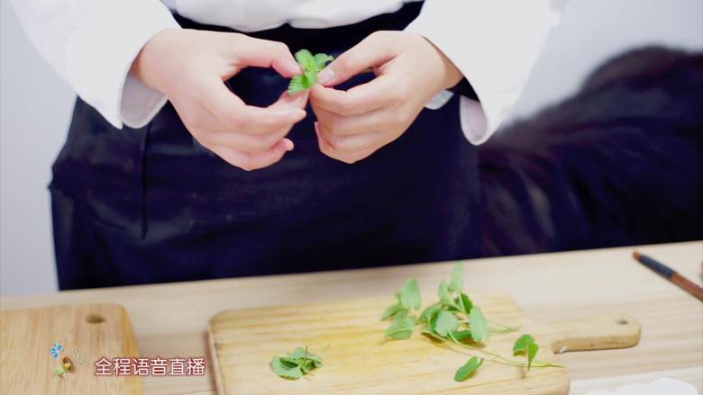 黄油龙虾—完美复刻版***黄油虎虾***过程详解,<a style='color:red;display:inline-block;' href='/shicai/ 3760'>薄荷</a>叶我们留中间好看的两片叶子,可以做摆盘装饰