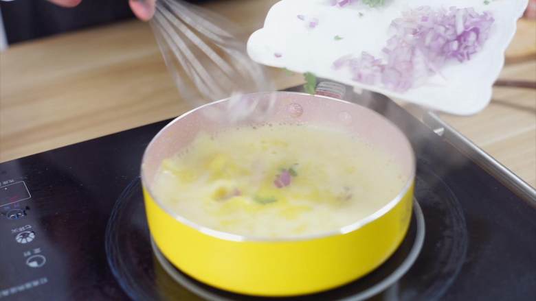 黄油龙虾—完美复刻版***黄油虎虾***过程详解,待黄油融化后,放入准备好的配料。