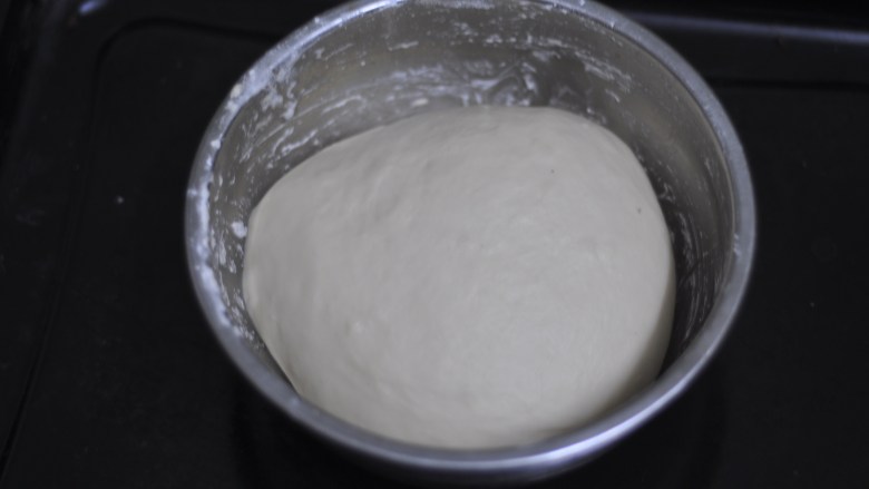 早餐鸡蛋堡,收圆放入盆子里,盖上保鲜膜进行基础发酵