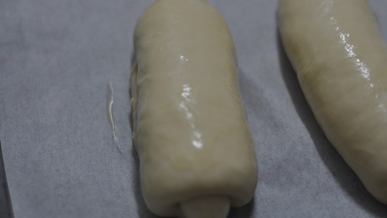 早餐鸡蛋堡,发到2倍大后,表面刷上蛋液