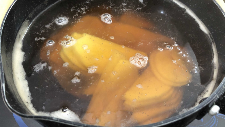 土豆干, 切好的薯片码入烧开的锅里,再次煮开即可捞出