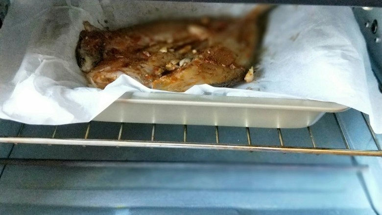 孜然烤鱼,将腌制好的黄花鱼烤盘入烤箱中层。200度烤35分钟。(具体温度根据自家烤箱另定)