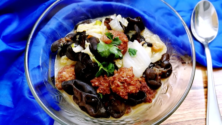 翡翠白菜黑缎木耳牛肉丸,成品图