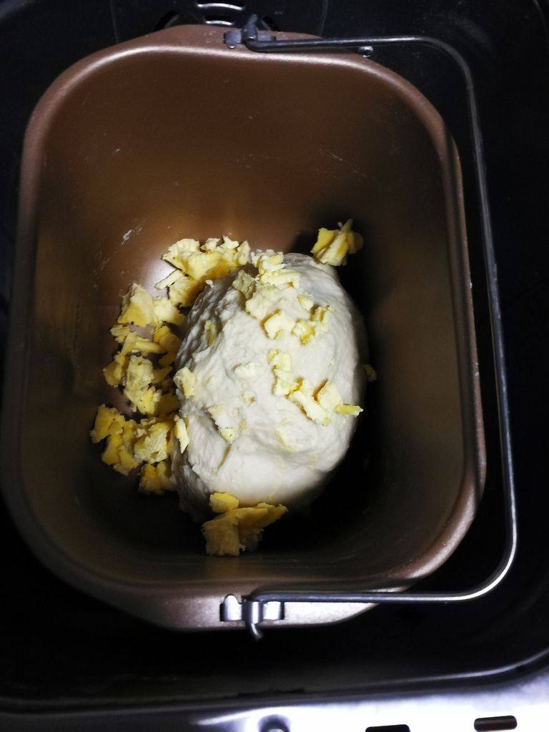 美味的烤鸡腿汉堡,揉面20分钟后加入切小块的黄油,继续20分钟