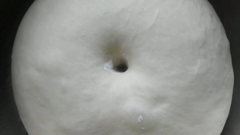 美味的烤鸡腿汉堡,揉好的面团盖保鲜膜醒发至约2倍大,用手指蘸面粉插戳个洞,不回缩,无明显塌陷就是发酵到最佳状态了