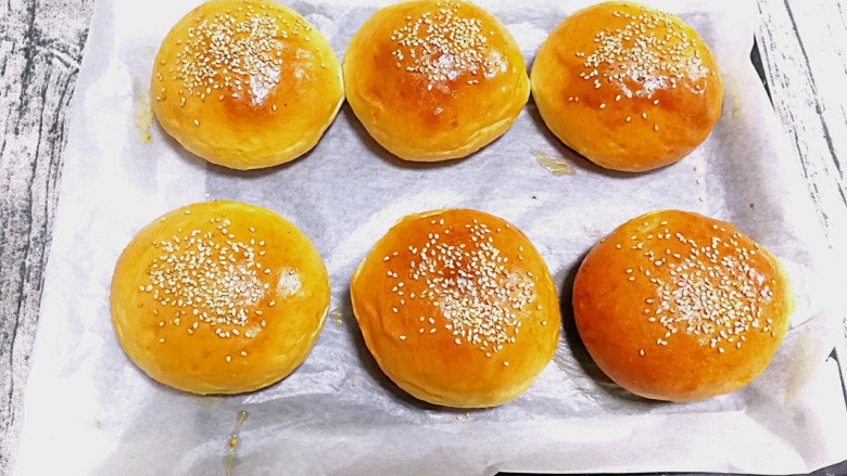 美味的烤鸡腿汉堡,烤箱预热180℃,中层上下火烤20分钟。中间观察上色情况,要是时间不到颜色已达到自己要求的颜色时要及时加盖锡纸,以免烤焦。