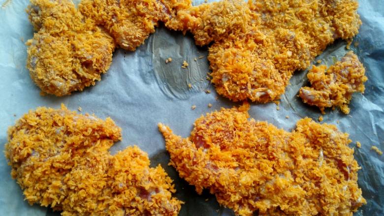 美味的烤鸡腿汉堡,预热烤箱200℃上下火烤20分钟,