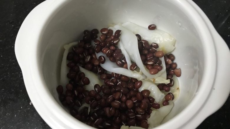 花胶红豆炖牛奶~美容养生甜品,再加入泡好的红豆