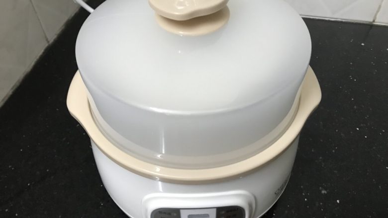 花胶红豆炖牛奶~美容养生甜品,加上密封盖子