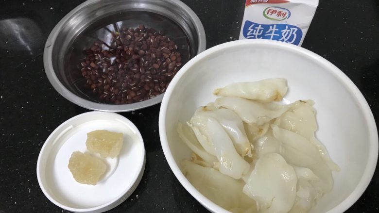 花胶红豆炖牛奶~美容养生甜品,材料集合照,<a style='color:red;display:inline-block;' href='/shicai/ 3607'>红豆</a>洗干净提前泡2-3小时
