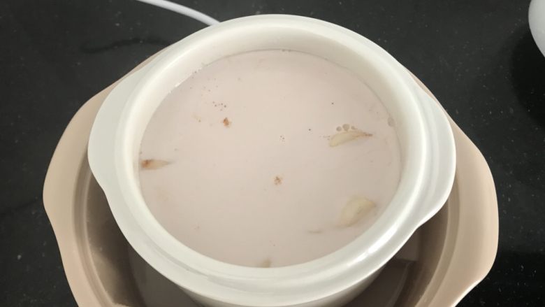 花胶红豆炖牛奶~美容养生甜品,早上,可是多眯一会儿,美哉!
打开盖,香浓扑鼻,瞬间倦意全无!