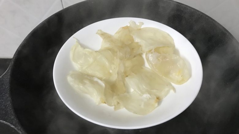 花胶红豆炖牛奶~美容养生甜品,隔水蒸十分钟,这步是为了更好地把花胶发好,更快更丰满
蒸好后放凉,再加水泡发12小时以上
