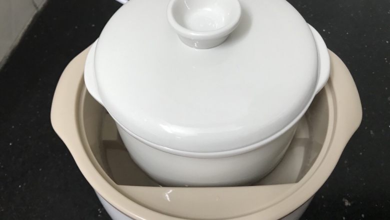 花胶红豆炖牛奶~美容养生甜品,把炖盅放入
