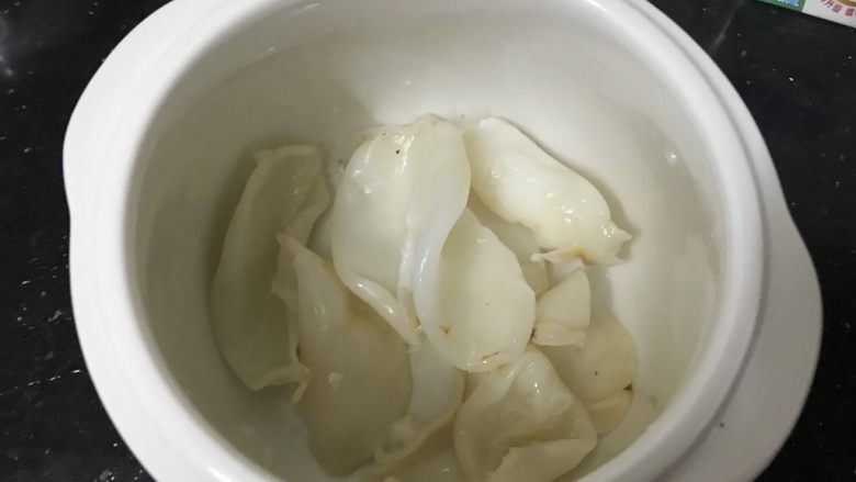 花胶红豆炖牛奶~美容养生甜品,泡好的花胶放入炖锅里