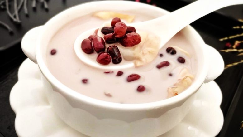 花胶红豆炖牛奶~美容养生甜品,红豆的清香,奶香十足,花胶爽滑~一个字:美