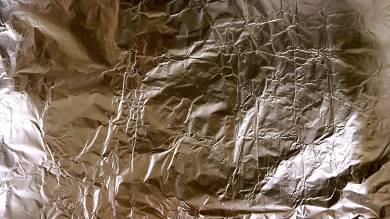 香烤翅根,准备锡纸,平铺在烤盘上,薄薄刷上一层油。