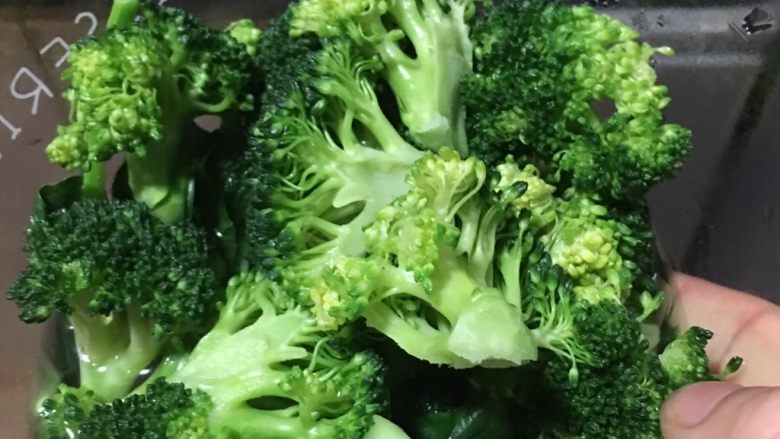 蒜蓉西兰花,西兰花热水烫一下出锅备用