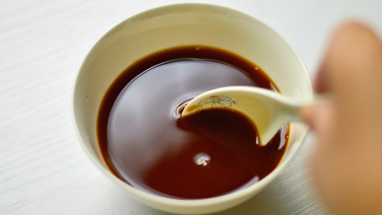 肥牛饭,加入<a style='color:red;display:inline-block;' href='/shicai/ 156925'>水</a>和淀粉,调匀待用