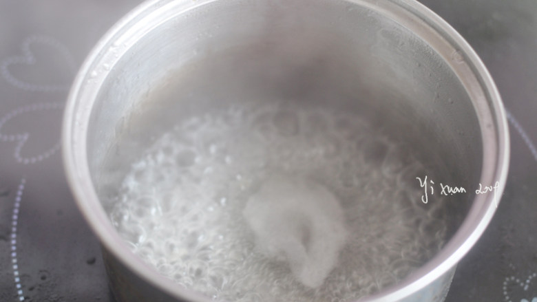 赛龙珠,把蒸龙眼的水倒入锅里,加入少许盐和淀粉水,煮沸做成芡汁
