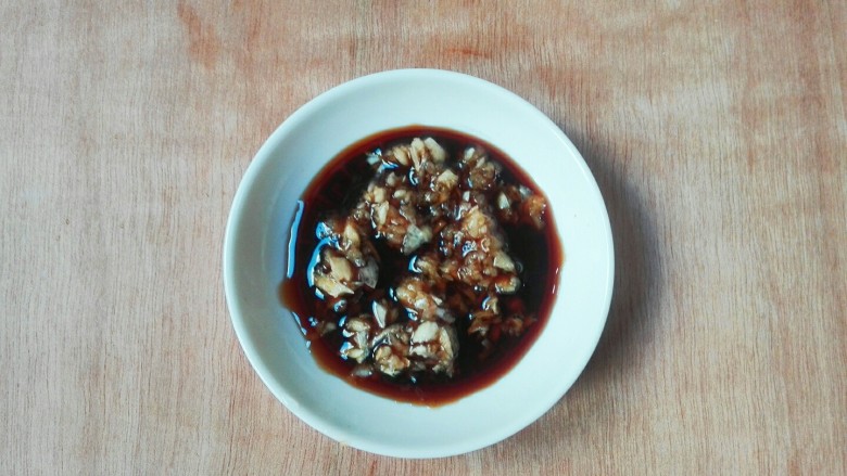 电饭锅美食+八椒香麻八戒大舌头,搅拌均匀成沾汁,也可以浇在猪舌头上面吃