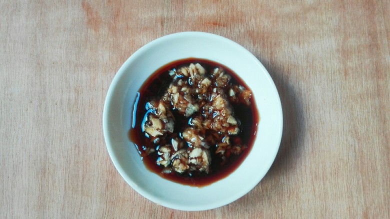 电饭锅美食+八椒香麻八戒大舌头,搅拌均匀成沾汁，也可以浇在猪舌头上面吃