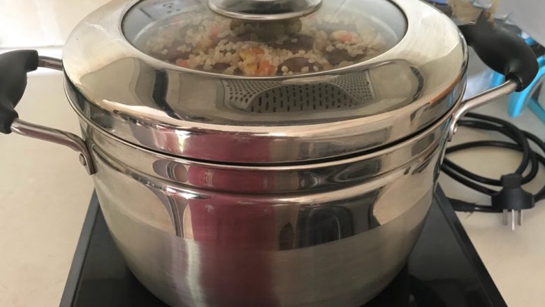 腊肠糯米烧麦,入蒸锅大火烧开,温火蒸制40分钟,关火后焖5分钟