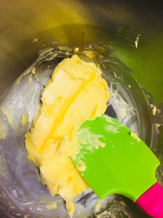 可可夹心妙芙,黄油软化,要软化到一按就成泥的状态