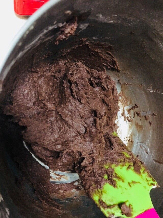 可可夹心妙芙,搅拌好的面糊,装入纸杯中,每个大概75克左右