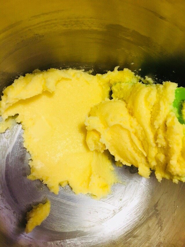 可可夹心妙芙,加入糖,用刮刀搅拌均匀。